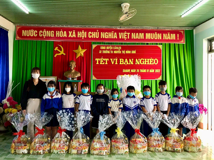 Tặng quà cho học sinh có hoàn cảnh khó khăn nhân dịp Tết nguyên đán 2022